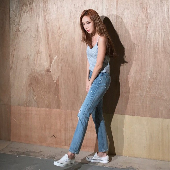 Nếu đang định sắm skinny jeans, bạn đừng mua loại bó chịt mà hãy chọn dáng ôm vừa phải như thế này mới là đúng mốt 2018 - Ảnh 6.