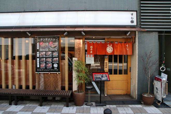 Blogger nổi tiếng Mark Wiens chia sẻ h&agrave;nh tr&igrave;nh kh&aacute;m ph&aacute; qu&aacute;n sushi cực ngon ở Tokyo - Ảnh 1.