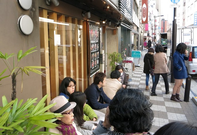 Blogger nổi tiếng Mark Wiens chia sẻ h&agrave;nh tr&igrave;nh kh&aacute;m ph&aacute; qu&aacute;n sushi cực ngon ở Tokyo - Ảnh 2.