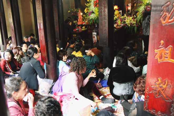 H&agrave; Nội: H&agrave;ng ngh&igrave;n người chen lấn xin lộc sau khi lễ cầu an ở ch&ugrave;a Ph&uacute;c Kh&aacute;nh kết th&uacute;c - Ảnh 4.