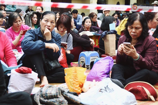 H&agrave; Nội: H&agrave;ng ngh&igrave;n người chen lấn xin lộc sau khi lễ cầu an ở ch&ugrave;a Ph&uacute;c Kh&aacute;nh kết th&uacute;c - Ảnh 10.