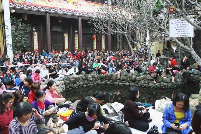 H&agrave; Nội: H&agrave;ng ngh&igrave;n người chen lấn xin lộc sau khi lễ cầu an ở ch&ugrave;a Ph&uacute;c Kh&aacute;nh kết th&uacute;c - Ảnh 7.