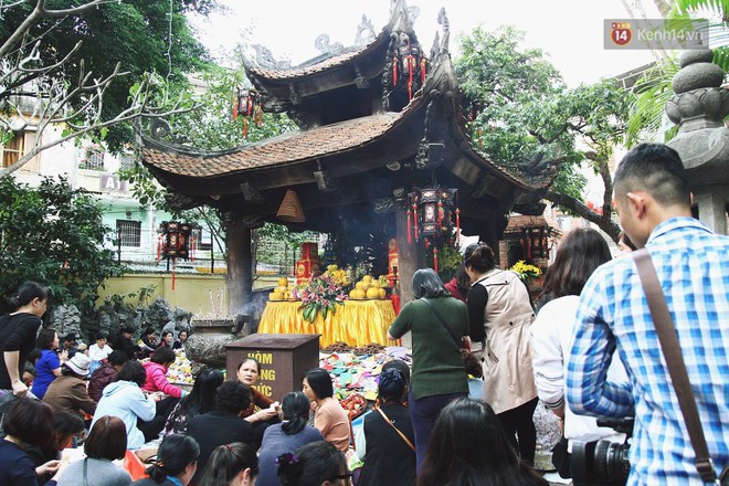 H&agrave; Nội: H&agrave;ng ngh&igrave;n người chen lấn xin lộc sau khi lễ cầu an ở ch&ugrave;a Ph&uacute;c Kh&aacute;nh kết th&uacute;c - Ảnh 2.
