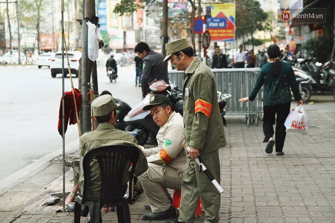 H&agrave; Nội: H&agrave;ng ngh&igrave;n người chen lấn xin lộc sau khi lễ cầu an ở ch&ugrave;a Ph&uacute;c Kh&aacute;nh kết th&uacute;c - Ảnh 15.