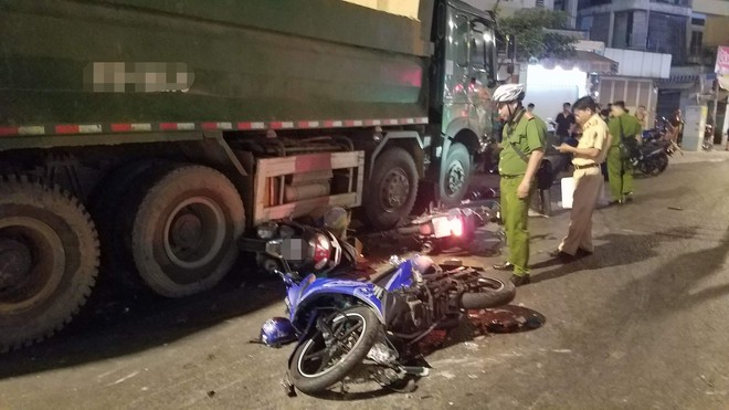 Xe ben mất l&aacute;i g&acirc;y tai nạn kinh ho&agrave;ng ở S&agrave;i G&ograve;n, &iacute;t nhất 3 xe m&aacute;y bị cuốn v&agrave;o gầm, nhiều người thương vong - Ảnh 8.
