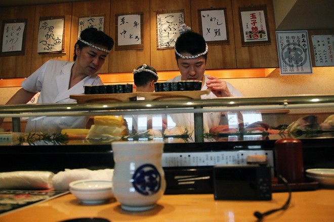 Blogger nổi tiếng Mark Wiens chia sẻ h&agrave;nh tr&igrave;nh kh&aacute;m ph&aacute; qu&aacute;n sushi cực ngon ở Tokyo - Ảnh 3.