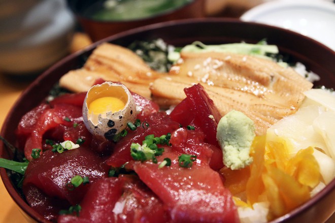 Blogger nổi tiếng Mark Wiens chia sẻ h&agrave;nh tr&igrave;nh kh&aacute;m ph&aacute; qu&aacute;n sushi cực ngon ở Tokyo - Ảnh 5.