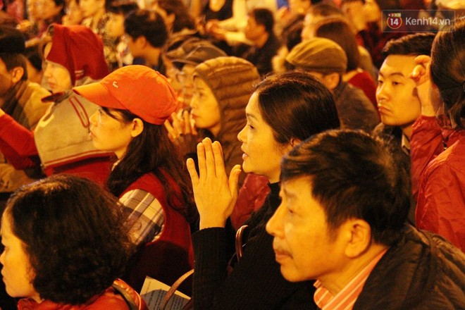 H&agrave; Nội: H&agrave;ng ngh&igrave;n người chen lấn xin lộc sau khi lễ cầu an ở ch&ugrave;a Ph&uacute;c Kh&aacute;nh kết th&uacute;c - Ảnh 23.