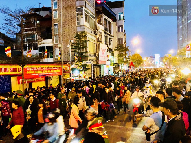 H&agrave; Nội: H&agrave;ng ngh&igrave;n người chen lấn xin lộc sau khi lễ cầu an ở ch&ugrave;a Ph&uacute;c Kh&aacute;nh kết th&uacute;c - Ảnh 19.