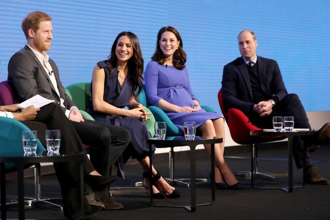 Cùng dự sự kiện, Meghan Markle “chơi trội” hơn công nương Kate Middleton khi diện hẳn váy đắt gấp 10 lần - Ảnh 1.