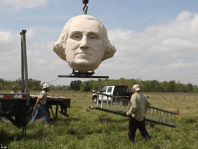 Công viên Tổng thống Mỹ với 43 bức tượng khổng lồ bị hư hại nặng nề, vẫn còn thiếu hai vị Tổng thống nữa mới hoàn thiện - Ảnh 11.