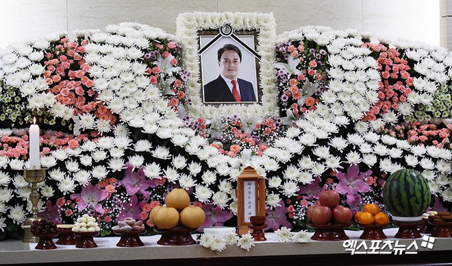 Tang lễ của Jo Min Ki: Xót xa di ảnh của cố diễn viên, con trai trở về từ quân ngũ khóc lóc tiễn cha - Ảnh 2.
