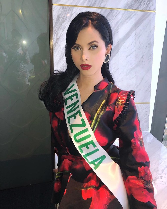 Hoa hậu chuyển giới 2018: Đại diện Venezuela vừa thắng giải đầm dạ hội đẹp nhất đã vướng nghi án nhái đầm Lọ Lem trứ danh của Hoa hậu thế giới - Ảnh 2.