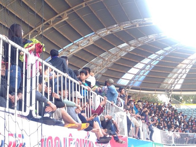 Vỡ sân Pleiku ngày Xuân Trường, Công Phượng khai màn V.League 2018 - Ảnh 8.