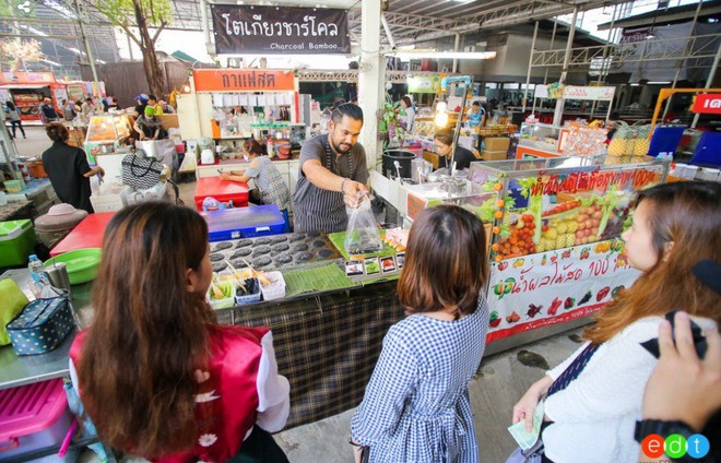 Chi&#234;m ngưỡng m&#243;n b&#225;nh đen x&#236; nhưng cực đẹp mắt v&#224; thu h&#250;t v&#244; số kh&#225;ch ở Th&#225;i Lan - Ảnh 2.