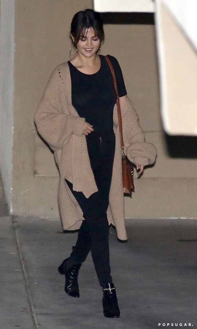 Hóa ra các sao cũng mặc lại đồ như chúng ta: Selena Gomez đi boot cọc cạch, diện cùng một chiếc cardigan với 2 style khác nhau trong 2 ngày liên tiếp - Ảnh 4.