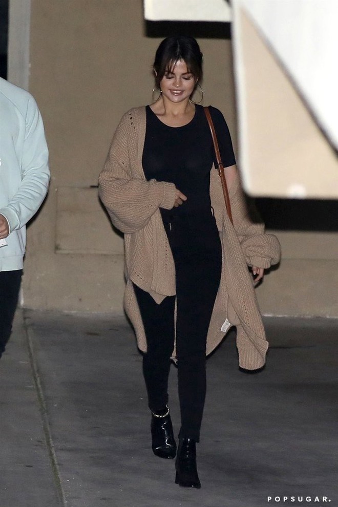 Hóa ra các sao cũng mặc lại đồ như chúng ta: Selena Gomez đi boot cọc cạch, diện cùng một chiếc cardigan với 2 style khác nhau trong 2 ngày liên tiếp - Ảnh 5.