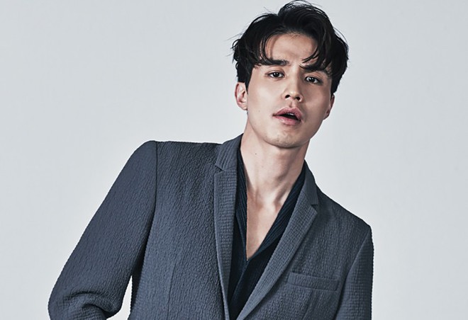 Lee Dong Wook: Bình thường lịch lãm là thế mà đi show lại đáng yêu hết mức! - Ảnh 1.