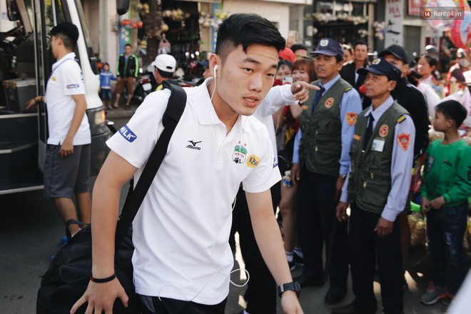 Hồng Duy Pinky và dàn sao U23 Việt Nam của HAGL tạo sức hút khó cưỡng trên sân Pleiku - Ảnh 2.