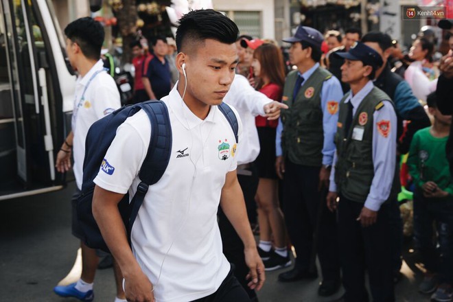 Hồng Duy Pinky và dàn sao U23 Việt Nam của HAGL tạo sức hút khó cưỡng trên sân Pleiku - Ảnh 4.
