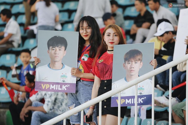 Hồng Duy Pinky và dàn sao U23 Việt Nam của HAGL tạo sức hút khó cưỡng trên sân Pleiku - Ảnh 9.