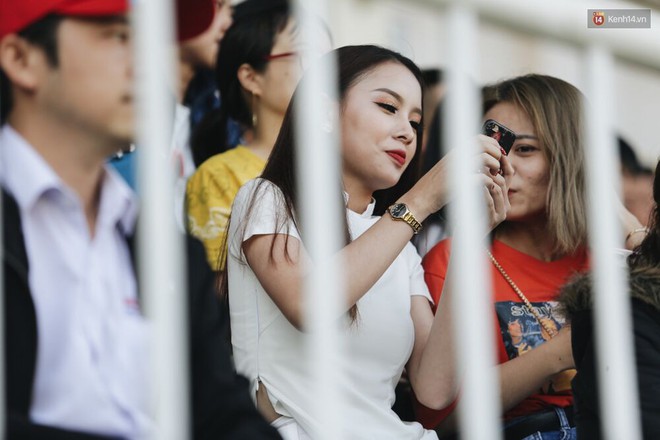 Hồng Duy Pinky và dàn sao U23 Việt Nam của HAGL tạo sức hút khó cưỡng trên sân Pleiku - Ảnh 10.
