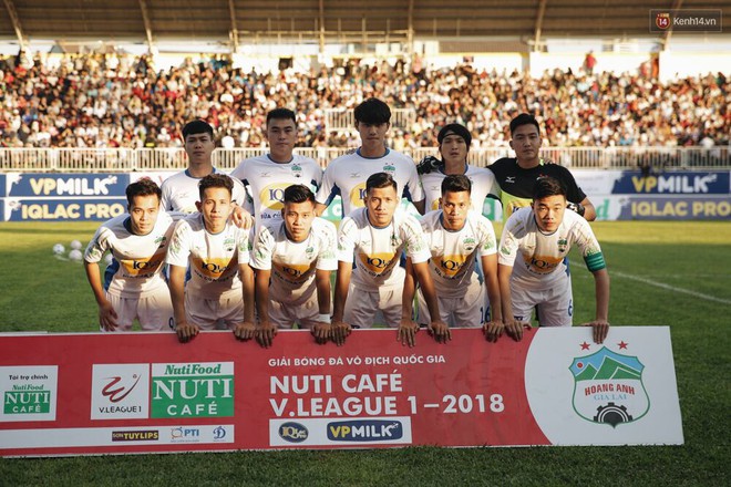 Thủ lĩnh Xu&acirc;n Trường c&ugrave;ng đồng đội HAGL &ldquo;đốn tim&rdquo; fan v&igrave; h&agrave;nh động đẹp - Ảnh 9.