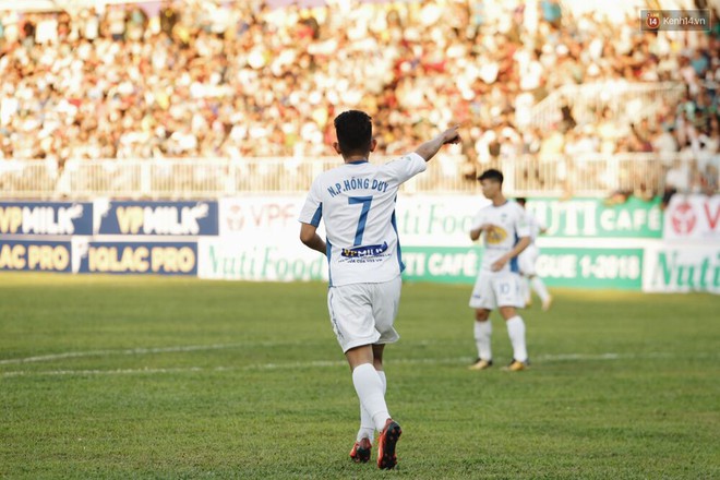 Thủ lĩnh Xu&acirc;n Trường c&ugrave;ng đồng đội HAGL &ldquo;đốn tim&rdquo; fan v&igrave; h&agrave;nh động đẹp - Ảnh 14.