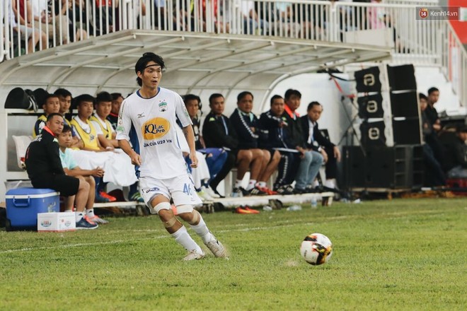 Thủ lĩnh Xu&acirc;n Trường c&ugrave;ng đồng đội HAGL &ldquo;đốn tim&rdquo; fan v&igrave; h&agrave;nh động đẹp - Ảnh 12.