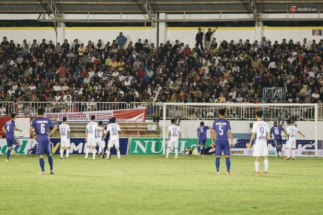 Thủ lĩnh Xuân Trường cùng đồng đội HAGL “đốn tim” fan vì hành động đẹp - Ảnh 16.