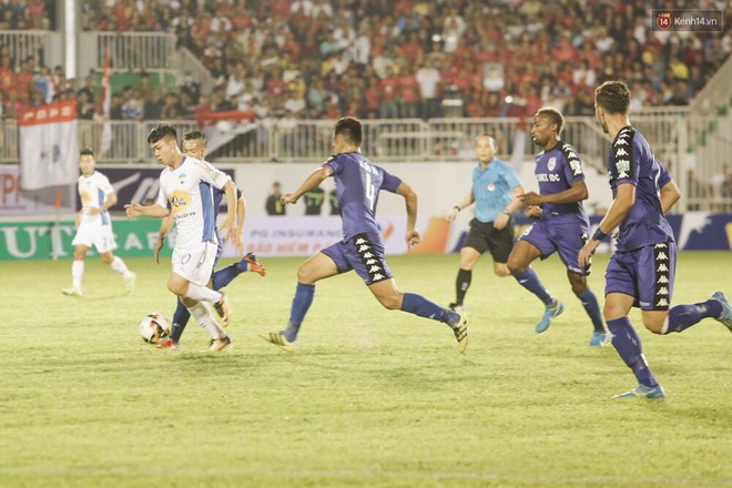 Thủ lĩnh Xu&acirc;n Trường c&ugrave;ng đồng đội HAGL &ldquo;đốn tim&rdquo; fan v&igrave; h&agrave;nh động đẹp - Ảnh 13.