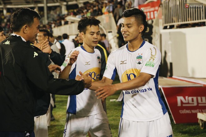 Thủ lĩnh Xu&acirc;n Trường c&ugrave;ng đồng đội HAGL &ldquo;đốn tim&rdquo; fan v&igrave; h&agrave;nh động đẹp - Ảnh 4.