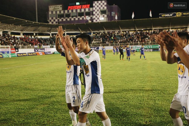 Thủ lĩnh Xu&acirc;n Trường c&ugrave;ng đồng đội HAGL &ldquo;đốn tim&rdquo; fan v&igrave; h&agrave;nh động đẹp - Ảnh 5.