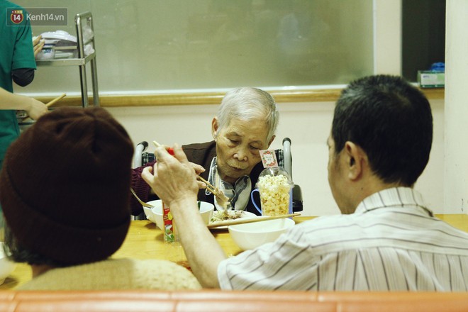 Đằng sau c&aacute;nh cửa một viện dưỡng l&atilde;o ở H&agrave; Nội: Ừ th&igrave;, m&igrave;nh cứ vui hết m&igrave;nh th&ocirc;i! - Ảnh 4.