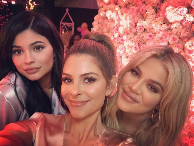 Sinh con được 1 tháng, Kylie Jenner đã tự tin khoe eo thon, sắc vóc quyến rũ bên các chị em Kardashian - Ảnh 8.