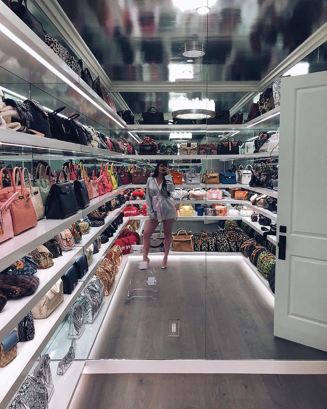 Lại ng&atilde; ngửa với ph&ograve;ng đựng t&uacute;i bao la của Kylie Jenner, đủ d&ugrave;ng 365 ng&agrave;y kh&ocirc;ng tr&ugrave;ng c&aacute;i n&agrave;o - Ảnh 1.
