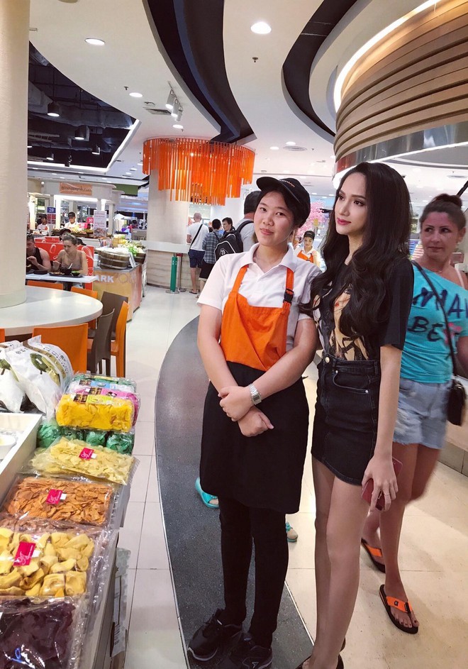 Giản dị đi shopping bằng phương tiện công cộng, Hương Giang được người hâm mộ quốc tế săn đón sau đăng quang - Ảnh 5.