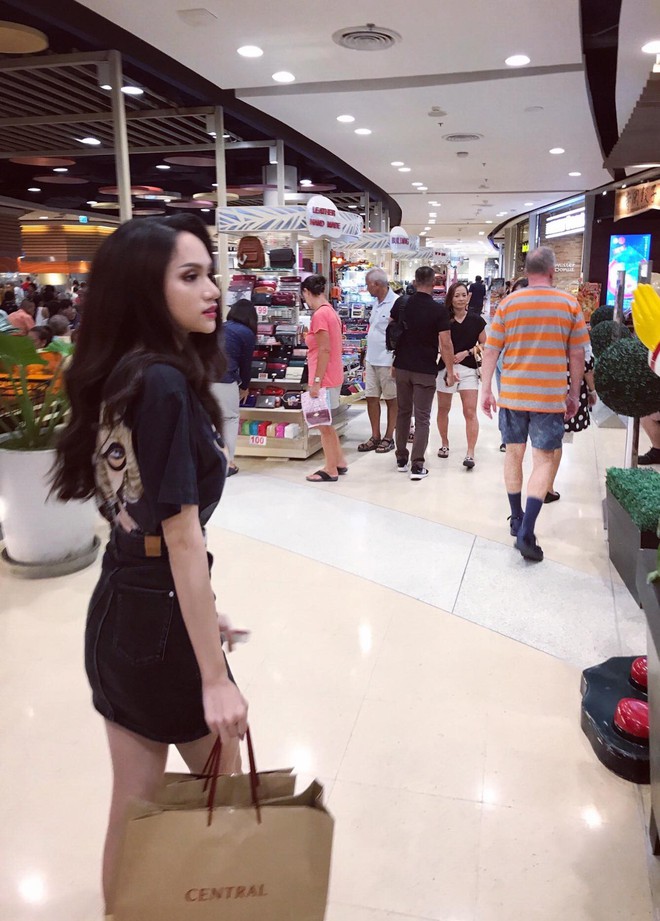 Giản dị đi shopping bằng phương tiện công cộng, Hương Giang được người hâm mộ quốc tế săn đón sau đăng quang - Ảnh 2.