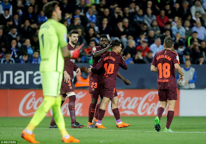 Suarez v&agrave; Coutinho lập c&ocirc;ng tặng qu&agrave; cho Messi - Ảnh 8.