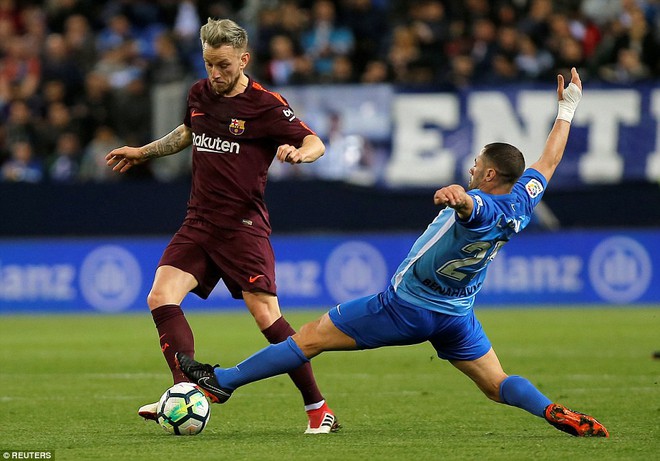 Suarez v&agrave; Coutinho lập c&ocirc;ng tặng qu&agrave; cho Messi - Ảnh 4.