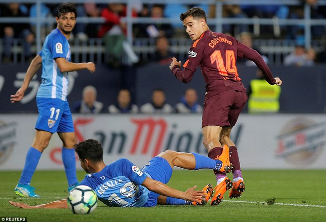 Suarez v&agrave; Coutinho lập c&ocirc;ng tặng qu&agrave; cho Messi - Ảnh 7.