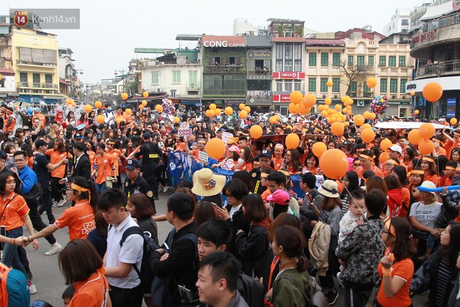 Phố đi bộ Hồ Gươm tắc nghẽn khi Trọng Đại, Tiến Dũng U23 cùng 5000 người dân tham gia ngày hội tình nguyện - Ảnh 9.