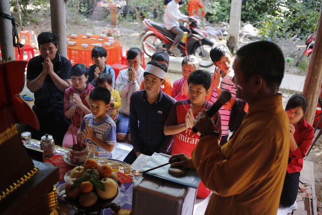 Vụ nổ bồn cầu: Đ&aacute;m tang thắt l&ograve;ng người miền T&acirc;y! - Ảnh 6.