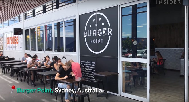 Món burger sốt xình xịch ở Australia với phần sốt đẳng cấp nhưng không ai biết phải ăn thế nào - Ảnh 1.