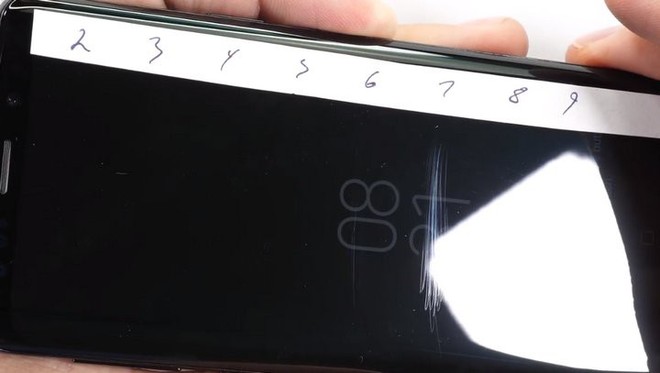 Cận cảnh m&agrave;n tra tấn Galaxy S9: Dao k&eacute;o sắc nhọn chịu thua, lửa đốt chỉ l&agrave; chuyện nhỏ - Ảnh 2.