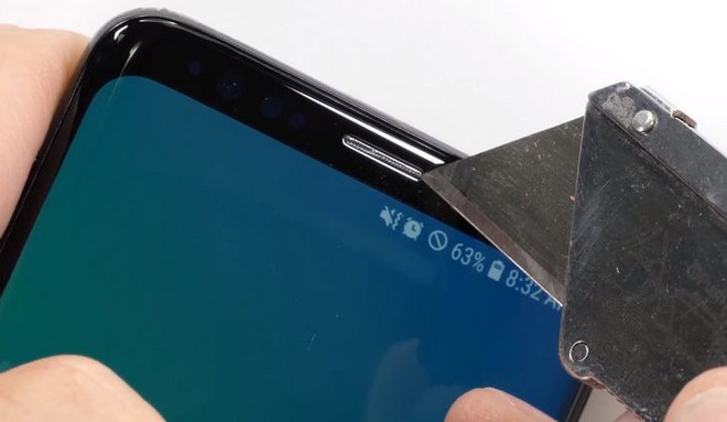 Cận cảnh m&agrave;n tra tấn Galaxy S9: Dao k&eacute;o sắc nhọn chịu thua, lửa đốt chỉ l&agrave; chuyện nhỏ - Ảnh 3.