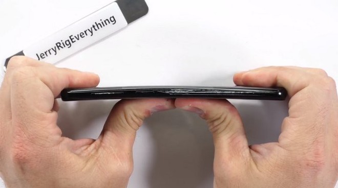 Cận cảnh màn tra tấn Galaxy S9: Dao kéo sắc nhọn chịu thua, lửa đốt chỉ là chuyện nhỏ - Ảnh 7.