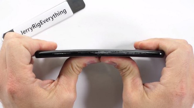 Cận cảnh m&agrave;n tra tấn Galaxy S9: Dao k&eacute;o sắc nhọn chịu thua, lửa đốt chỉ l&agrave; chuyện nhỏ - Ảnh 7.
