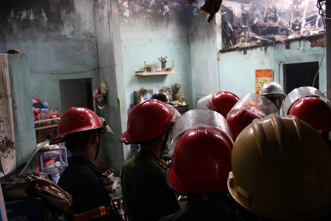 Đà Nẵng: Cháy lan tại nhà trọ giữa trưa, cả xóm náo loạn - Ảnh 4.