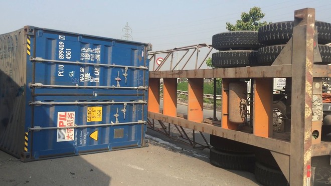 Ôm cua, xe container lật nhào suýt đè xe tải, tài xế thoát chết ở Sài Gòn - Ảnh 2.